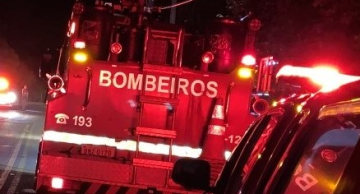 Carro colide contra traseira de ônibus e condutor é socorrido em estado grave em Botucatu