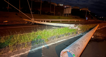 Carro desgovernado derruba 7 postes na Domingos Sartori em Botucatu