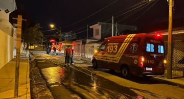Casa fica destruída após incêndio no centro de Botucatu