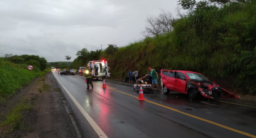 Duas pessoas são socorridas após acidente com 4 carros na SP-191 em Botucatu