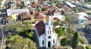 Motorista e monitora esquecem criança autista em transporte escolar e são afastados em Pardinho