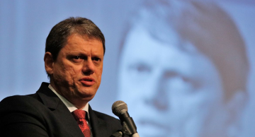 Com pedra nos rins, Tarcísio passará por cirurgia em Londres