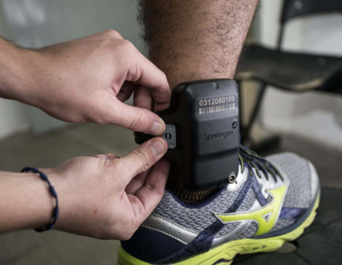 Câmara aprova projeto que prevê tornozeleira eletrônica para agressores de mulheres