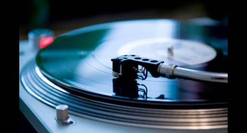 Vendas de vinil ultrapassam as de CD pela primeira vez desde 1987