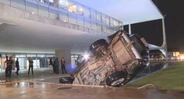 Motorista cai com carro no espelho d’água do Palácio do Planalto, em Brasília