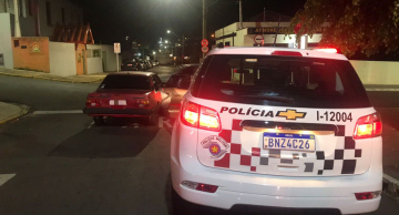 Homem com drogas em veículo foge de bloqueio policial em Botucatu e agride PM após abordagem