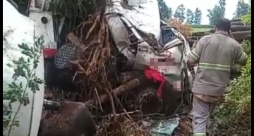 Caminhão betoneira fica destruído em acidente na Alcides Soares em Botucatu