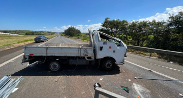 Utilitário capota na Castelo Branco em Pardinho e motorista é socorrido em estado grave