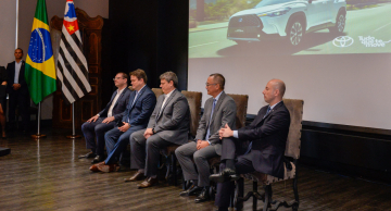 Governo de SP e Toyota anunciam R$ 1,7 bilhão para produção de compacto híbrido-flex