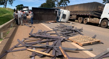 Caminhão capota na Marechal Rondon após ter pneu estourado