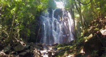 Pedra se solta de cachoeira e fere gravemente adolescente em Brotas