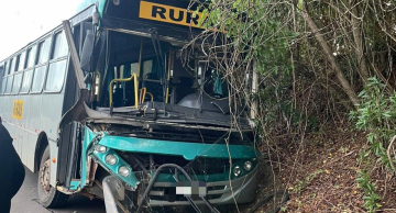 Ônibus com trabalhadores rurais sofre acidente na Alcides Soares em Botucatu