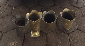 Homem é flagrado empurrando carrinho de bebê com vasos furtados do cemitério