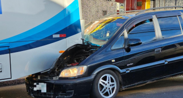 Carro colide com traseira de ônibus na Major Matheus em Botucatu