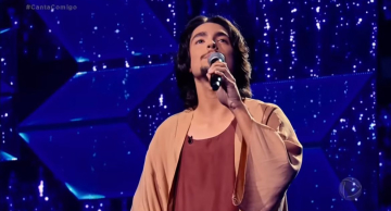 Cantor de Botucatu Luan Carbonari emociona público e jurados em programa de TV