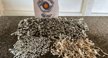 PM prende dois homens com mais 1,4 mil porções de drogas na Vila Jardim em Botucatu