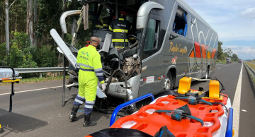 Acidente entre caminhão e ônibus deixa vítimas presas às ferragens na Castelinho em Botucatu