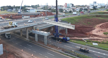 Vigas para viadutos são posicionadas entre as rodovias Castelinho e Rondon em Botucatu