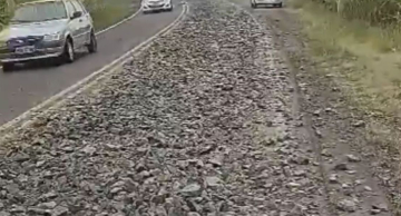 Alcides Soares tem trecho interditado após caminhão derrubar grande quantidade de pedras na pista