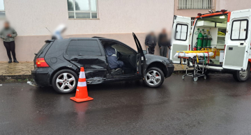 Gestante é socorrida após colisão entre veículos no centro de Botucatu