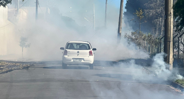 Incêndio de grandes proporções atinge área no Recanto Azul em Botucatu
