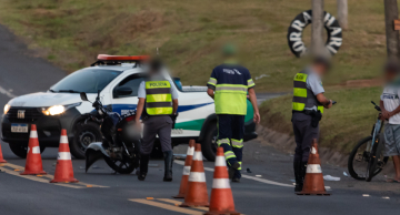 Ocupantes de moto ficam gravemente feridos em acidente na Gastão Dal Farra em Botucatu
