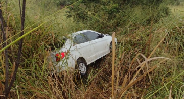 Carro cai em ribanceira de rodovia e mulher é socorrida pelos Bombeiros de Botucatu