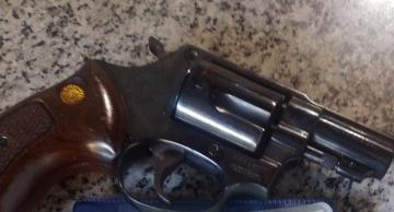 Homem é preso pela DDM com arma de fogo após denúncia de violência doméstica em Botucatu