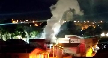 Incêndio em residência assusta moradores na Vila São Lúcio em Botucatu