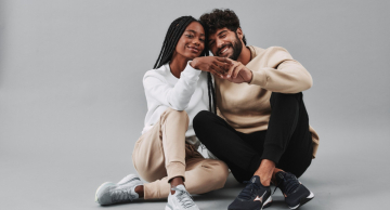 Em Botucatu, casais podem ganhar smartphones ao escolher calçados como presente para namorados