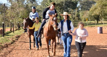 Educação de Botucatu promove interação com pais de atendidos pelo Programa de Equoterapia