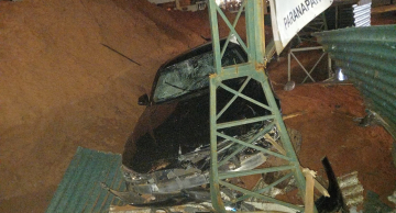 Veículo sem controle bate em estrutura de construção na entrada de Botucatu