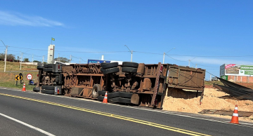 Carreta carregada com pó de serra tomba na Rondon em Botucatu