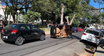 Carro tomba após colisão no centro de Botucatu