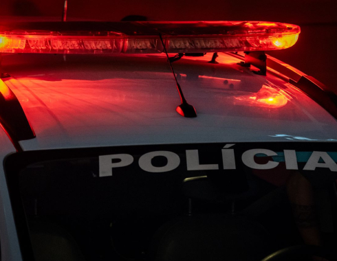 Mulher é presa após deixar filha de 3 anos em biqueira de drogas em Laranjal