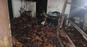Casa fica totalmente destruída por incêndio na Cohab 1 em Botucatu