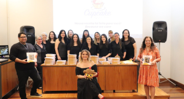 Cupcake Language Center faz noite de autógrafos em livros de alunos na Pinacoteca