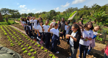 Alunos da “Hernâni Donato” visitam horta comunitária para encerrar projeto de alimentação sustentável 