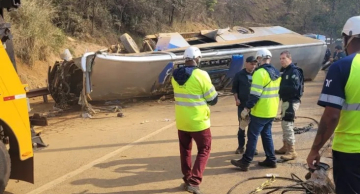 Ônibus com torcedores do Corinthians capota e deixa 8 mortos em Minas