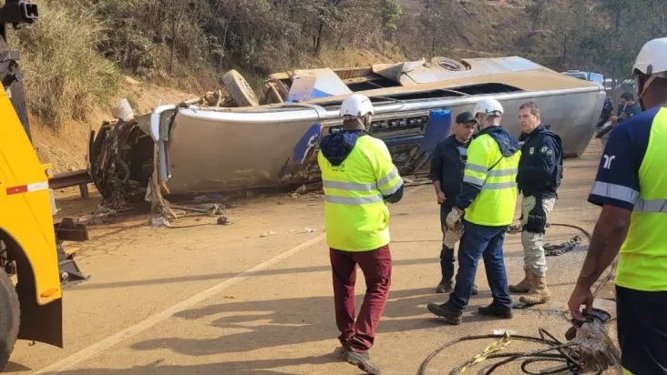 Ônibus com torcedores do Corinthians sofre acidente e deixa 7 mortos