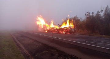 Carga de madeira pega fogo na rodovia Castelo Branco, região de Botucatu