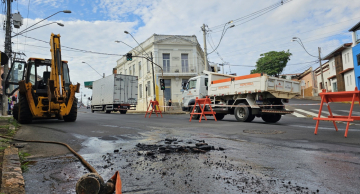 Sabesp realiza manutenção emergencial na rua Floriano Peixoto em Botucatu