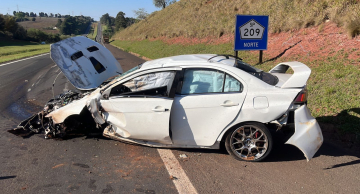 Carro capota após condutor perder o controle na Castelinho em Botucatu