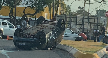 Carro tomba após colisão em rotatória da Dante Delmanto x Leonardo Villas Boas