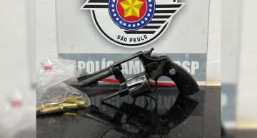 PM prende homem por porte ilegal de arma de fogo e violência doméstica em Botucatu