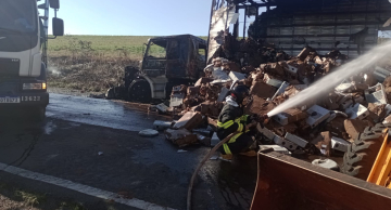 Carreta fica destruída pelo fogo em rodovia de São Manuel