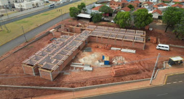 Construção de Posto de Saúde na região do Cachoeirinha chega à altura da laje