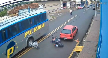 Após acidente, motociclista cai e é atingido na cabeça por ônibus em Barra Bonita