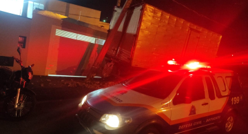 Caminhão desgovernado se choca contra poste no residencial Lívia 1 em Botucatu