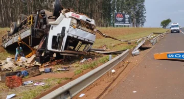 Caminhão capota na rodovia Marechal Rondon em Lençóis Paulista